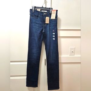 Womens Levi, NWT Size 2